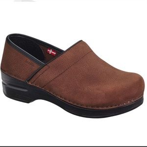 Sanita professional brown leather clogs